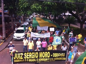 Manifestação em apoio à Lava-jato e contra a corrupção reúne duas mil pessoas em Maringá, de acordo com organizadores